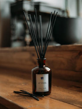 Kaori Аромадиффузор «Tobacco Vanilla» – размер S Тёплый мягкий аромат табачных листьев и сладкой ванили 100 мл